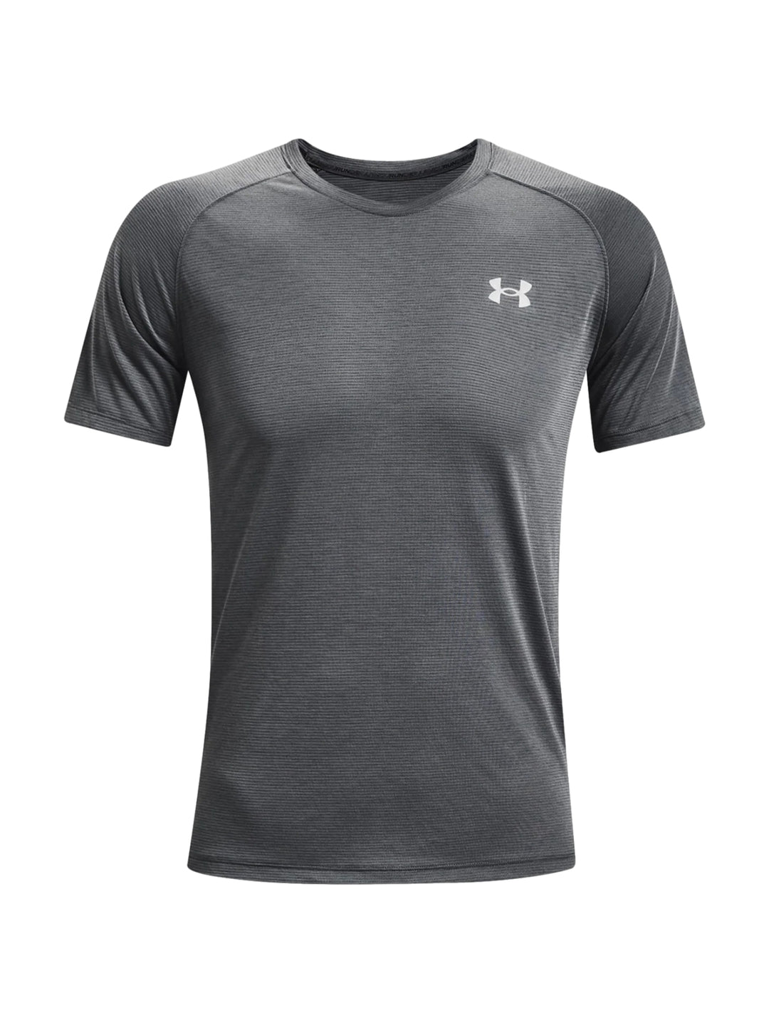 Hombre vistiendo una camiseta deportiva de manga corta color gris oscuro con logotipo blanco de Under Armour.