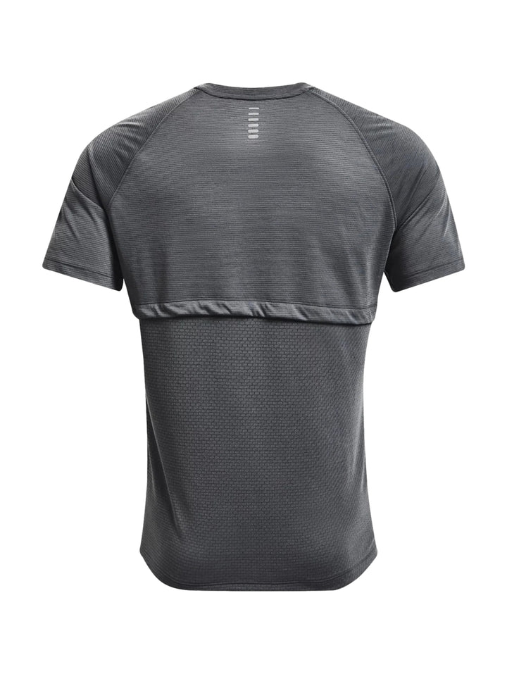 Hombre vistiendo una camiseta deportiva de manga corta color gris oscuro con logotipo blanco de Under Armour.