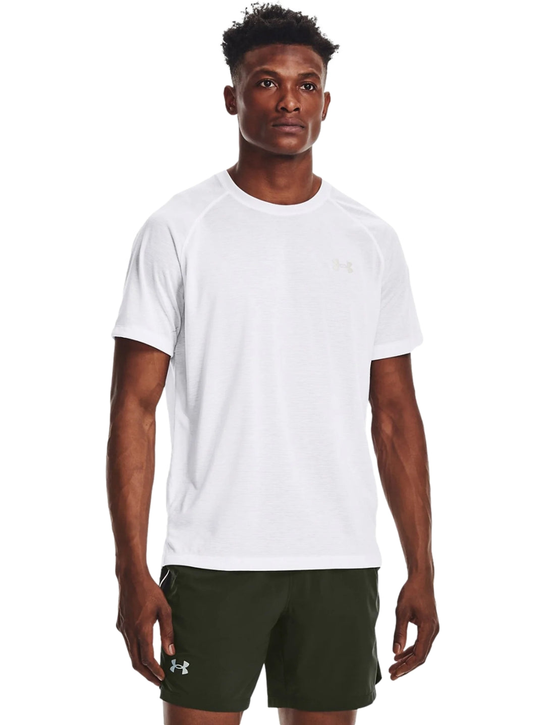 Hombre vistiendo una playera deportiva Under Armour de color blanco con cuello redondo y manga corta.
