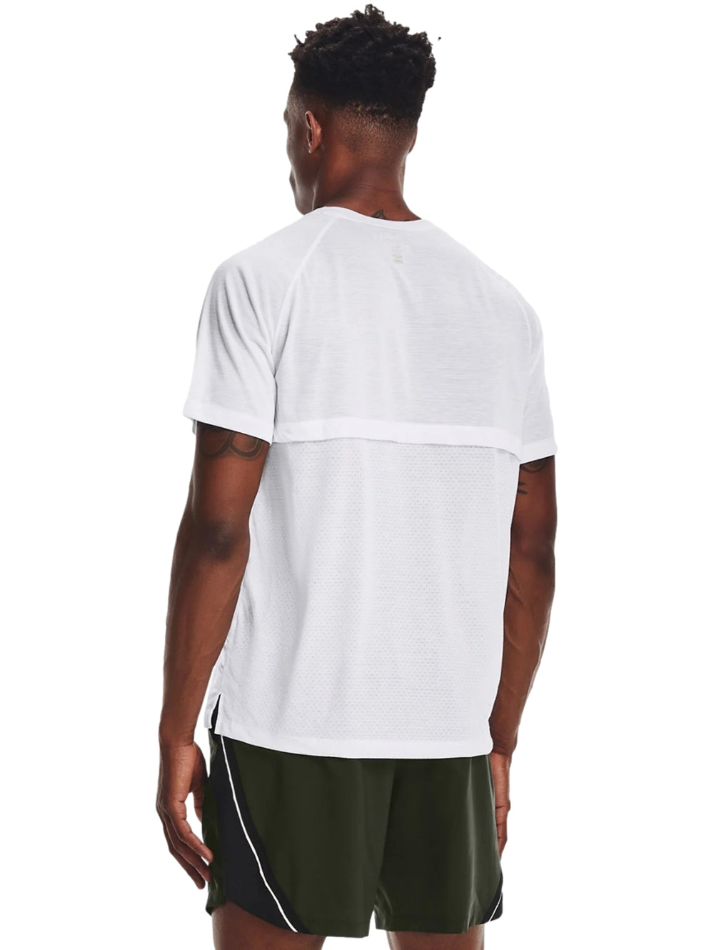 Hombre vistiendo una playera deportiva Under Armour de color blanco con cuello redondo y manga corta.