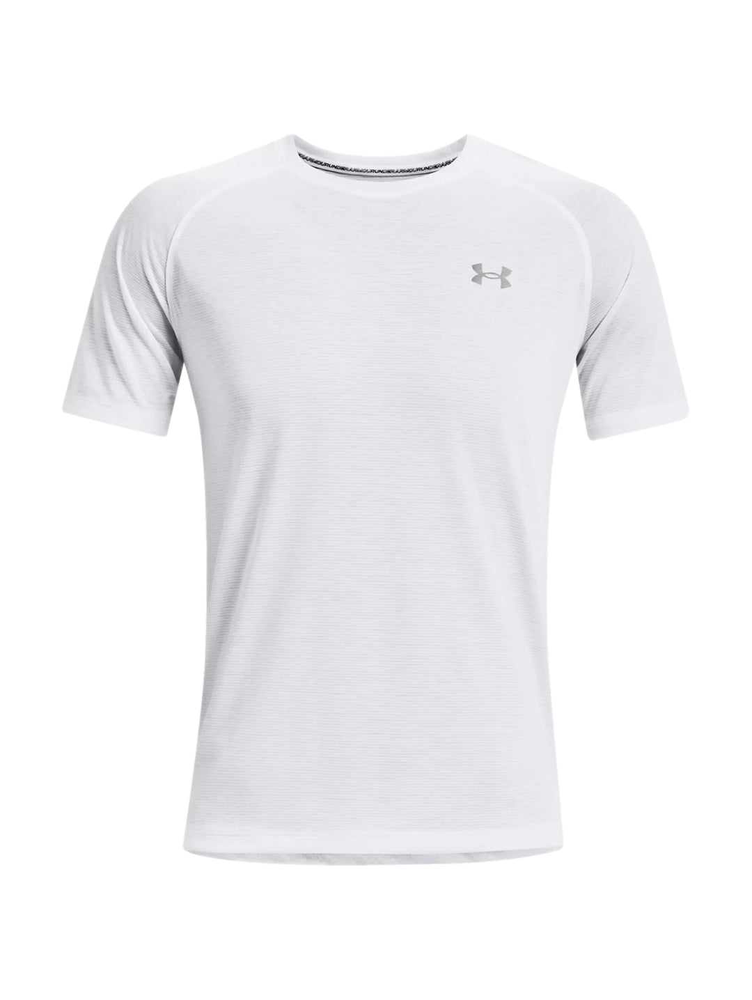 Hombre vistiendo una playera deportiva Under Armour de color blanco con cuello redondo y manga corta.