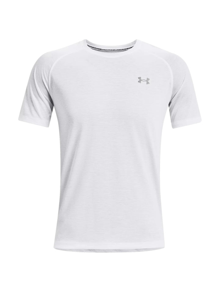 Hombre vistiendo una playera deportiva Under Armour de color blanco con cuello redondo y manga corta.