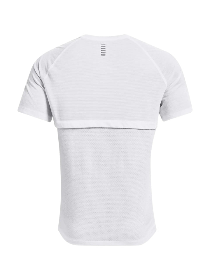 Hombre vistiendo una playera deportiva Under Armour de color blanco con cuello redondo y manga corta.