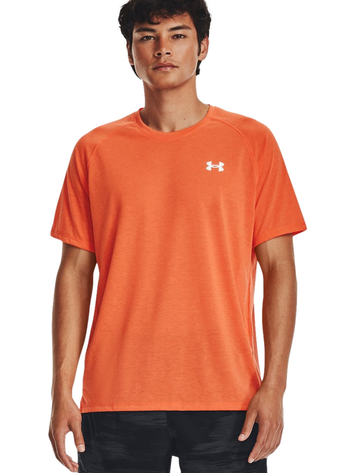 Playera deportiva de manga corta color naranja oscuro con logotipo blanco en el pecho.