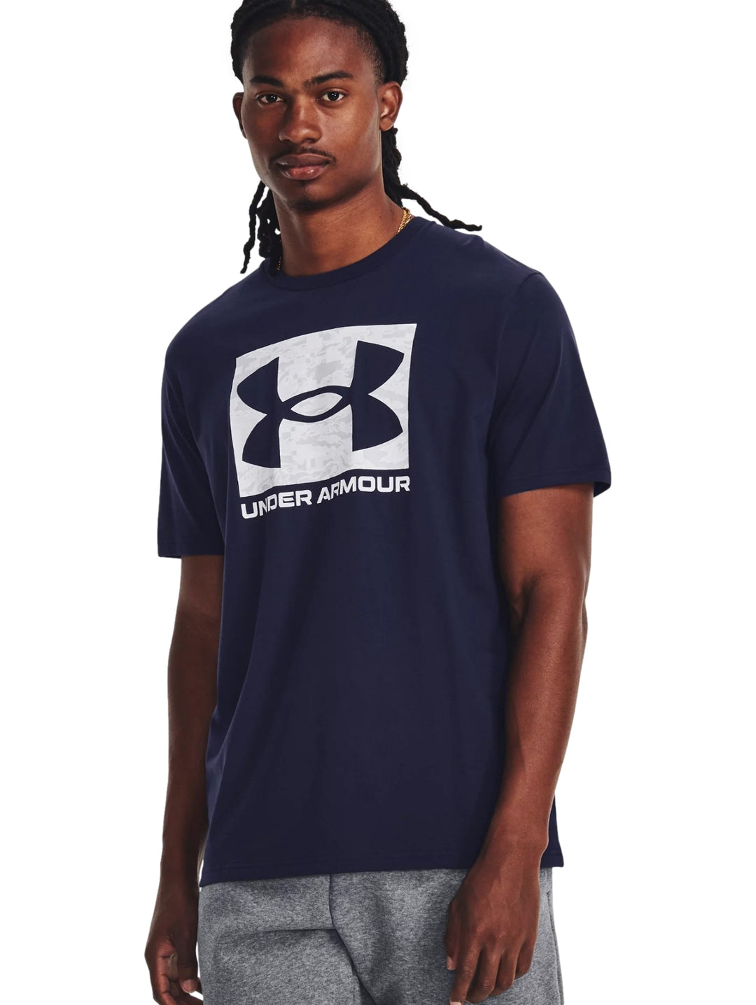 Camiseta deportiva Under Armour color azul marino con logotipo blanco en el pecho.