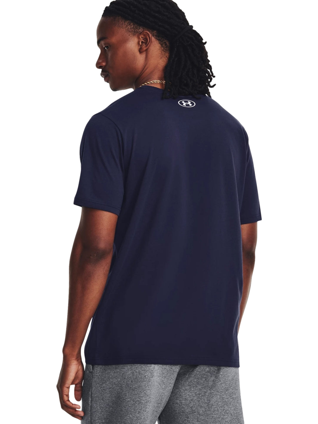 Camiseta deportiva Under Armour color azul marino con logotipo blanco en el pecho.