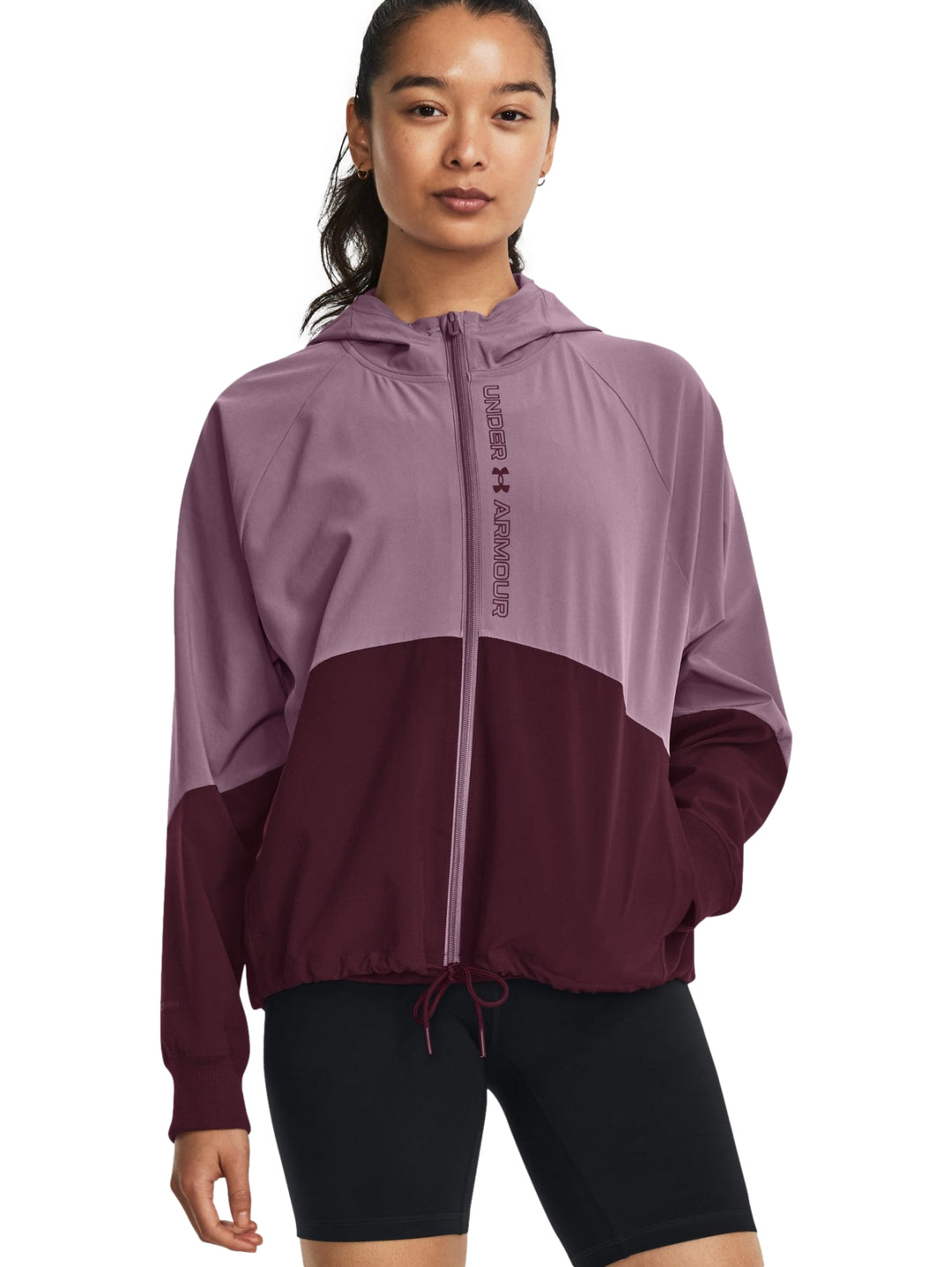Chaqueta deportiva Under Armour bicolor en tonos morado y granate con capucha y cierre frontal.