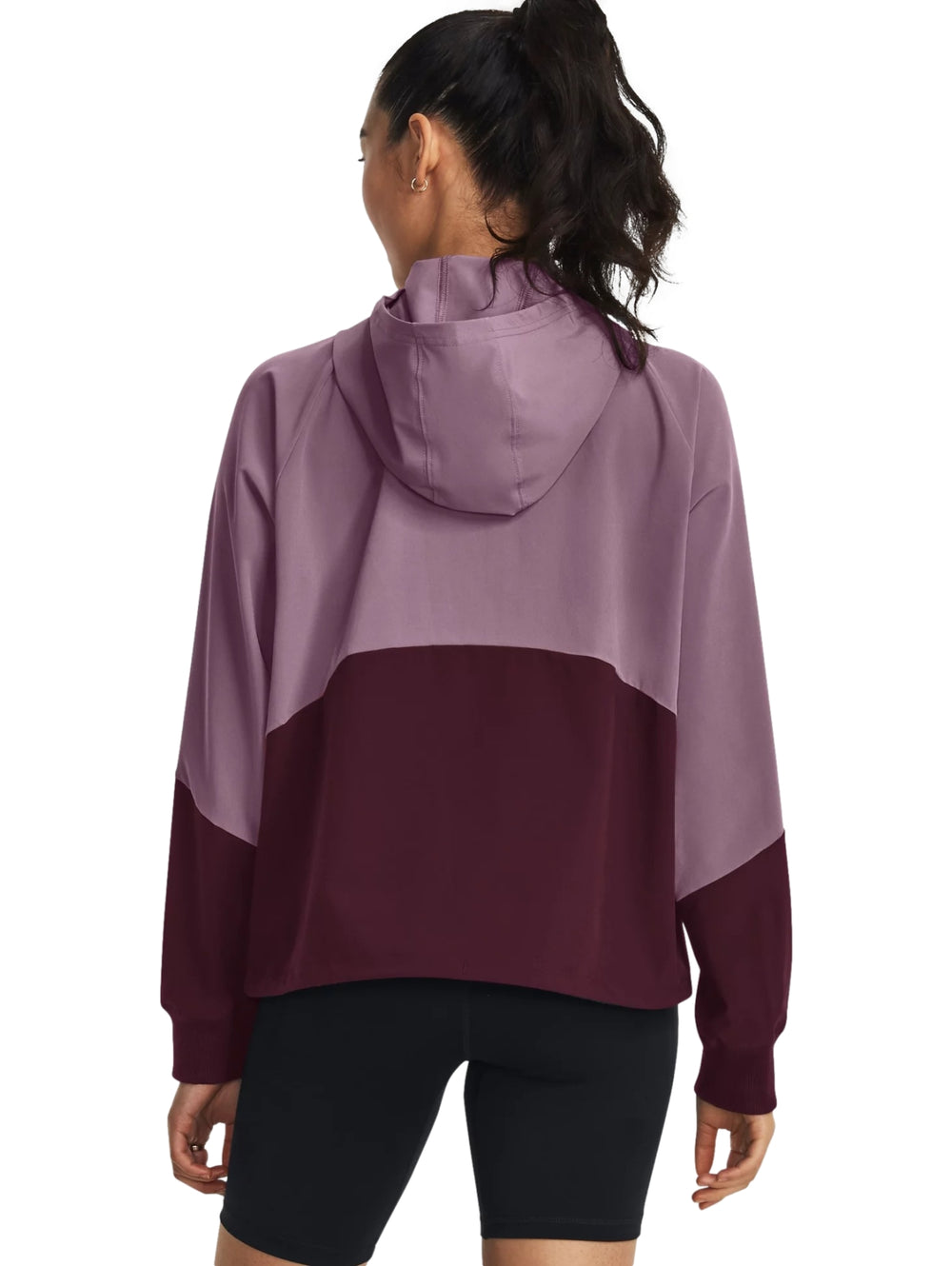 Chaqueta deportiva Under Armour bicolor en tonos morado y granate con capucha y cierre frontal.
