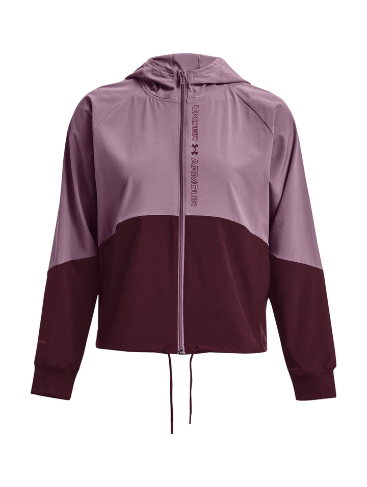 Chaqueta deportiva Under Armour bicolor en tonos morado y granate con capucha y cierre frontal.