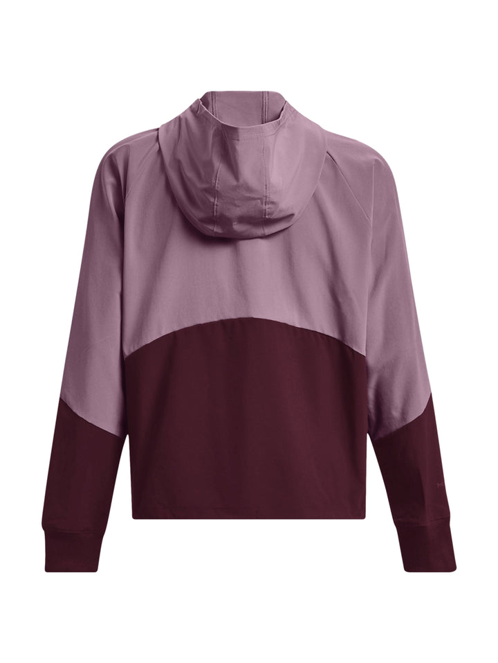 Chaqueta deportiva Under Armour bicolor en tonos morado y granate con capucha y cierre frontal.