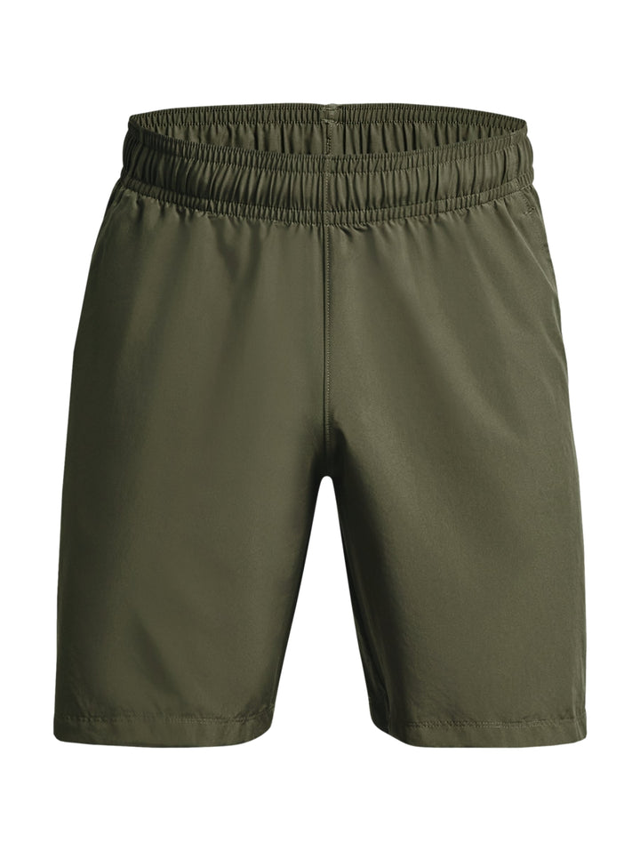 Hombre vistiendo shorts deportivos de color verde oliva de la marca Under Armour.