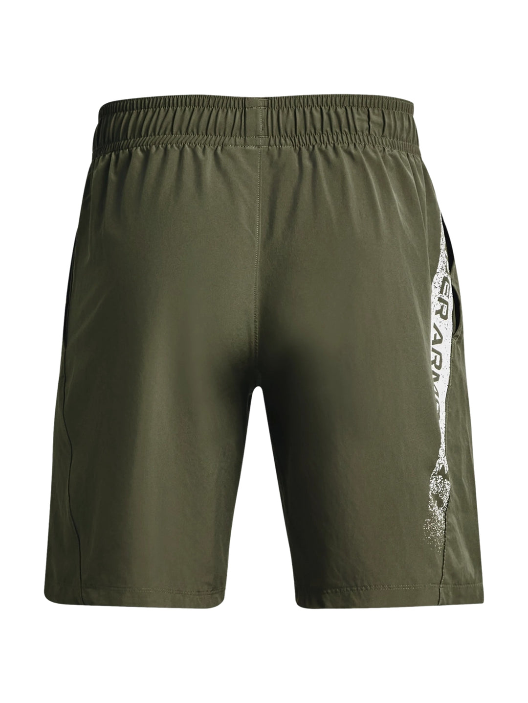 Hombre vistiendo shorts deportivos de color verde oliva de la marca Under Armour.