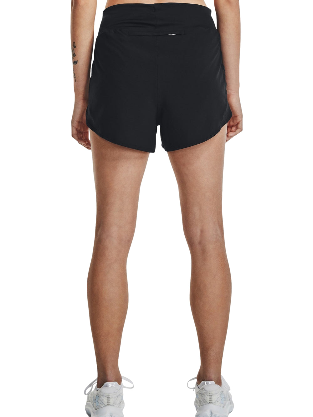 Shorts deportivos negros de Under Armour para mujer.