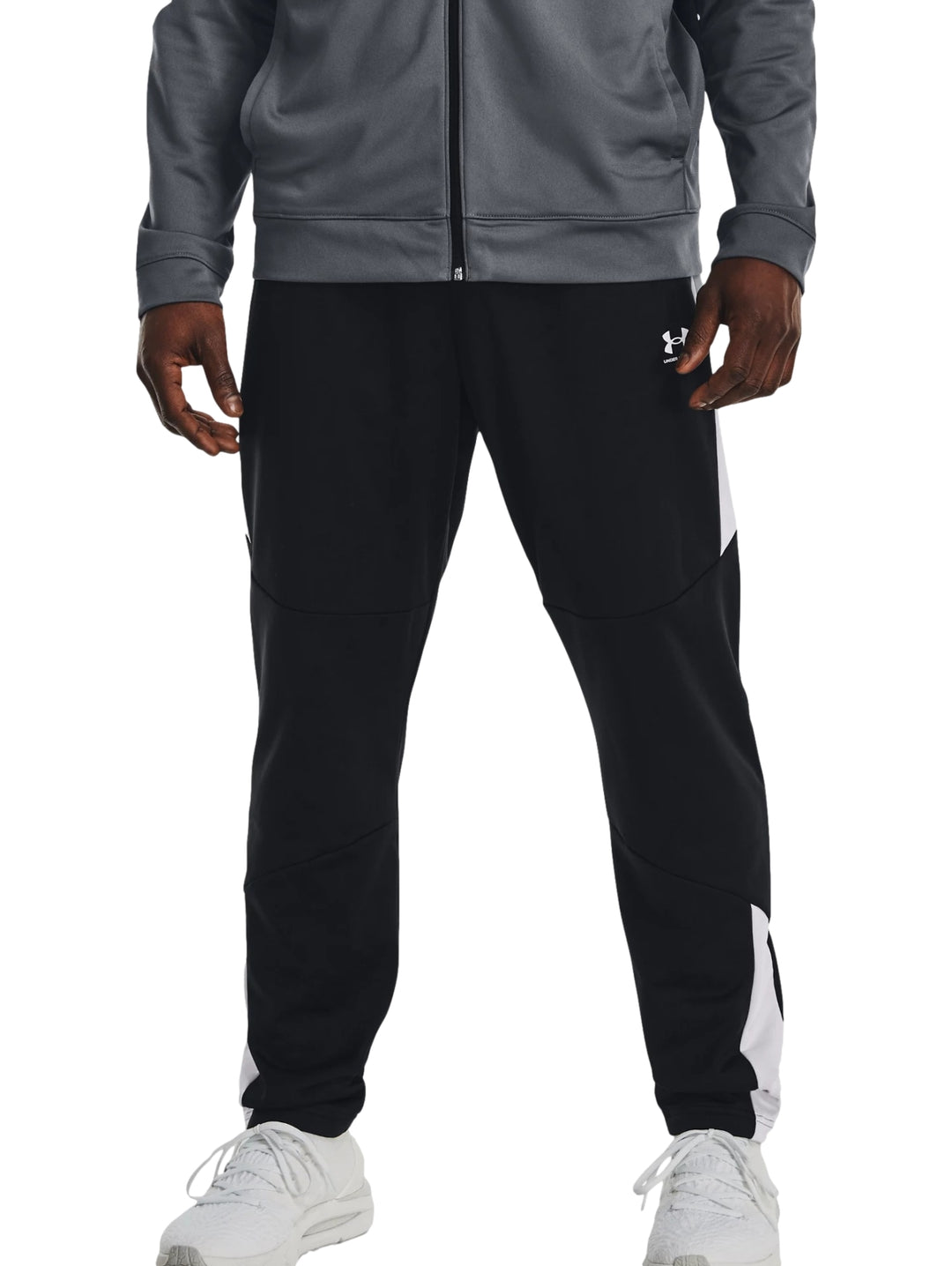 Pantalones deportivos Under Armour en color negro con detalles laterales en blanco.