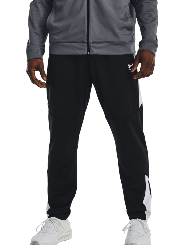 Pantalones deportivos Under Armour en color negro con detalles laterales en blanco.