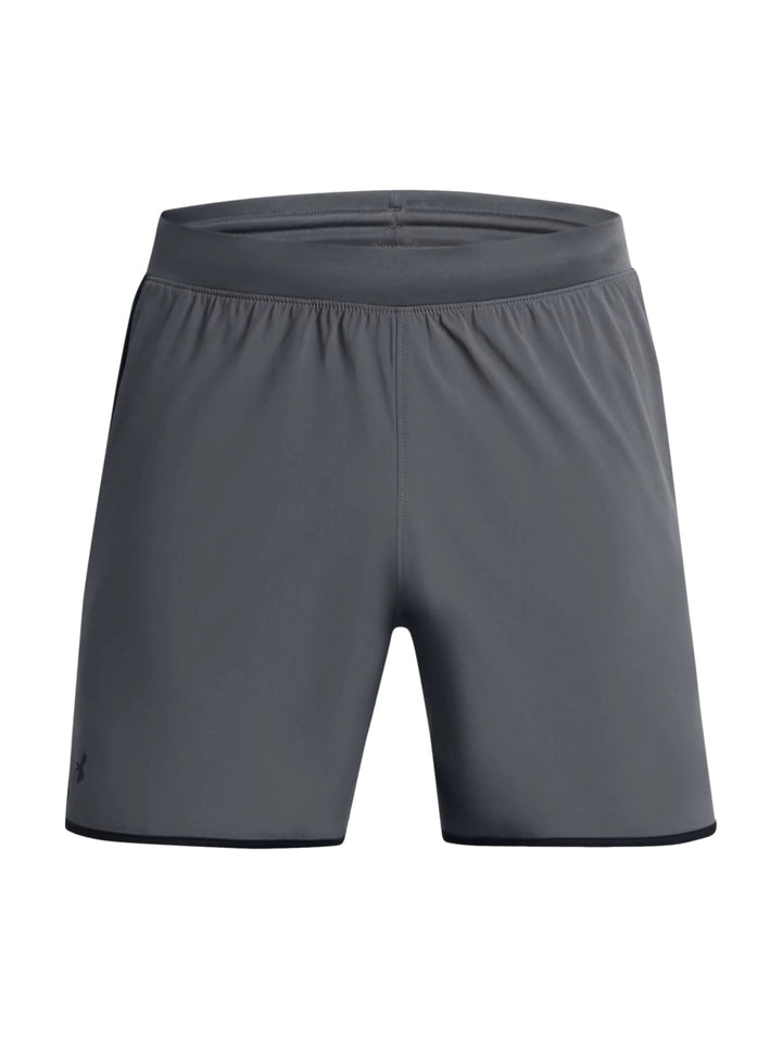 Hombre vistiendo shorts deportivos Under Armour color gris oscuro con detalles negros en los bordes.