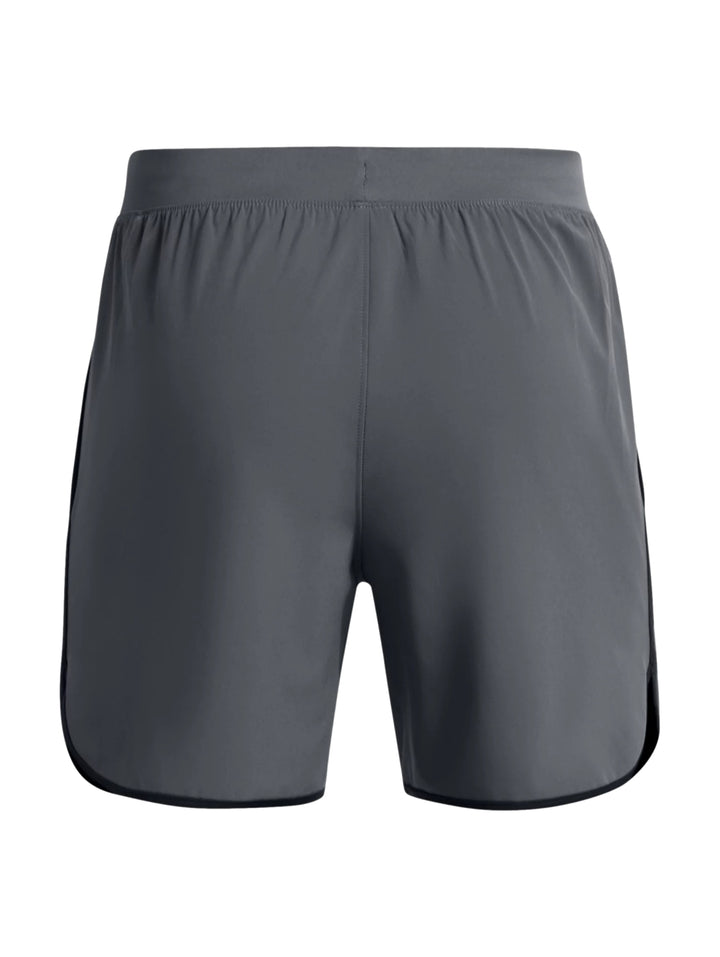 Hombre vistiendo shorts deportivos Under Armour color gris oscuro con detalles negros en los bordes.
