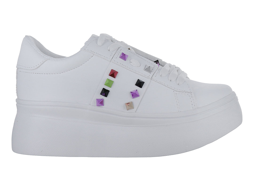 Tenis blancos de plataforma con detalles de estoperoles multicolores cuadrados en el lateral.