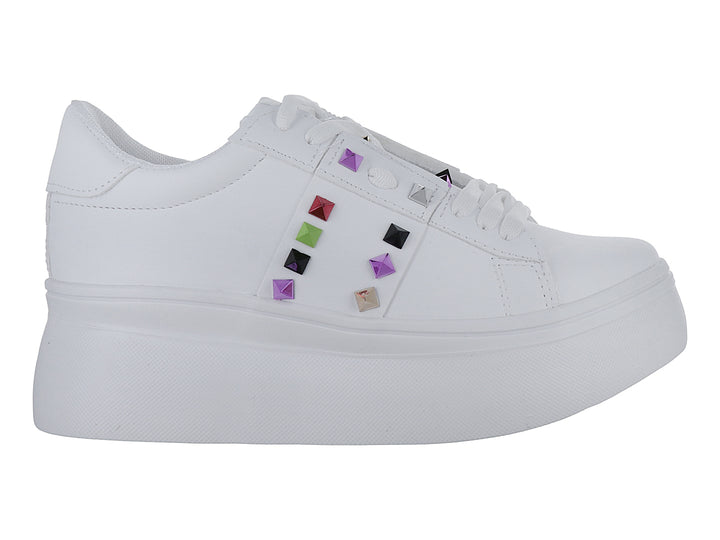 Tenis blancos de plataforma con detalles de estoperoles multicolores cuadrados en el lateral.