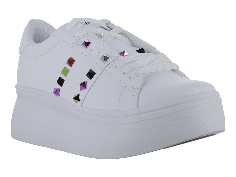 Tenis blancos de plataforma con detalles de estoperoles multicolores cuadrados en el lateral.