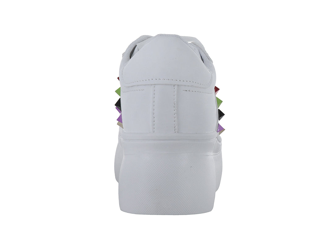 Tenis blancos de plataforma con detalles de estoperoles multicolores cuadrados en el lateral.