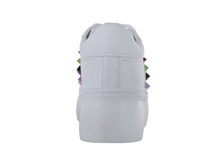 Tenis blancos de plataforma con detalles de estoperoles multicolores cuadrados en el lateral.
