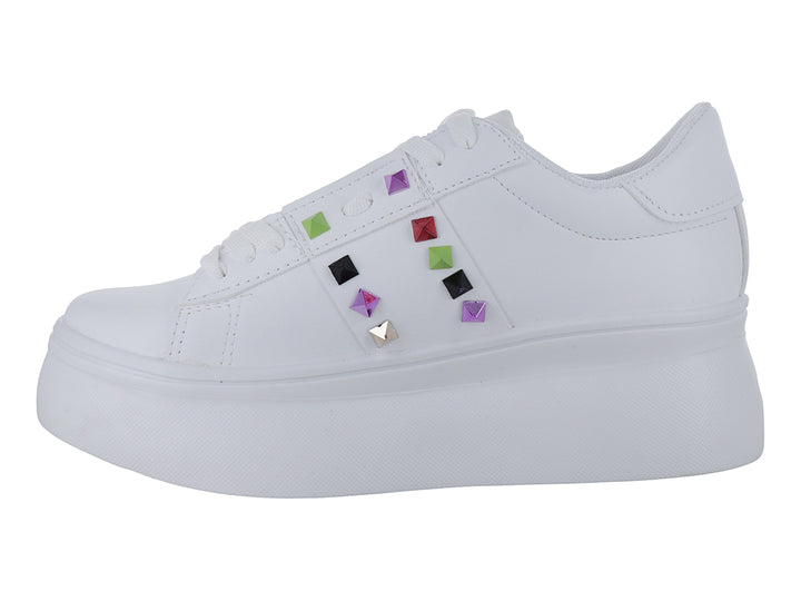 Tenis blancos de plataforma con detalles de estoperoles multicolores cuadrados en el lateral.