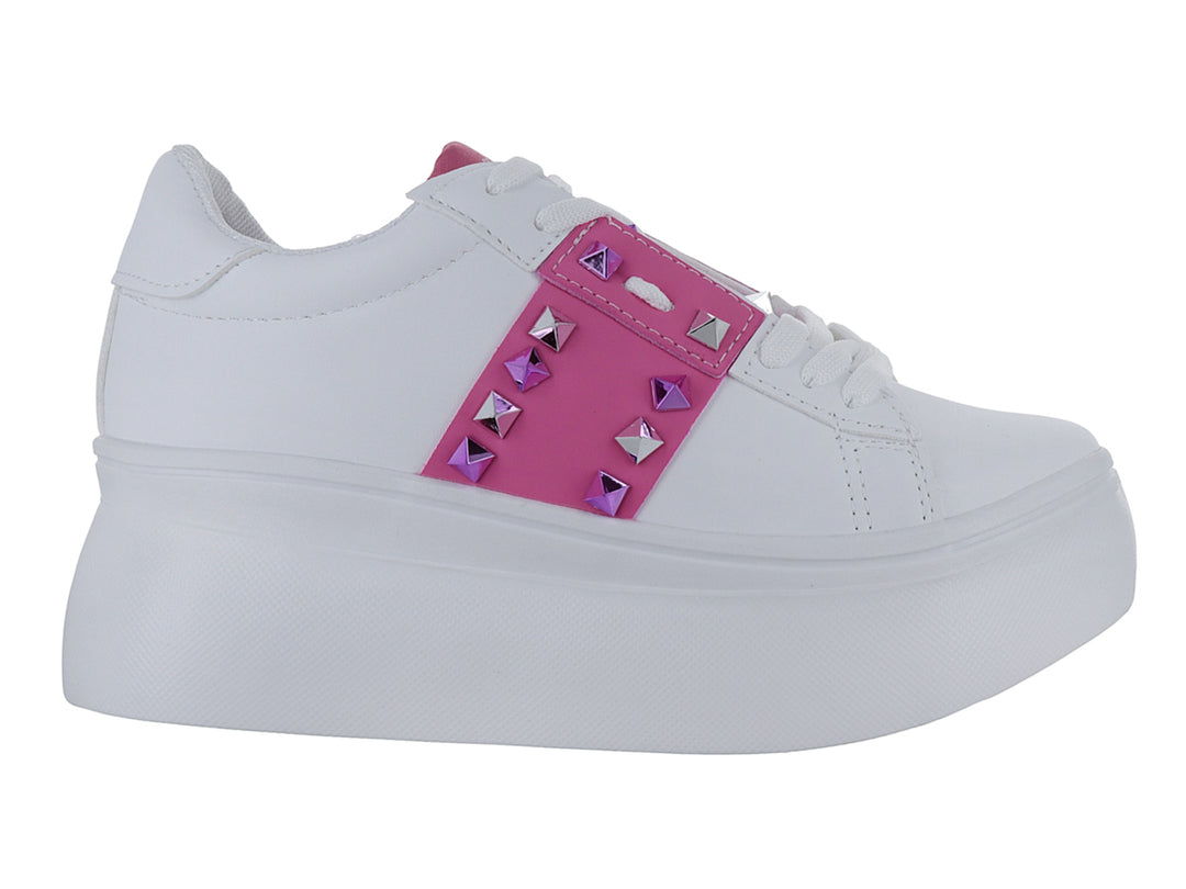Tenis blancos de plataforma con una franja fucsia decorada con tachuelas moradas.