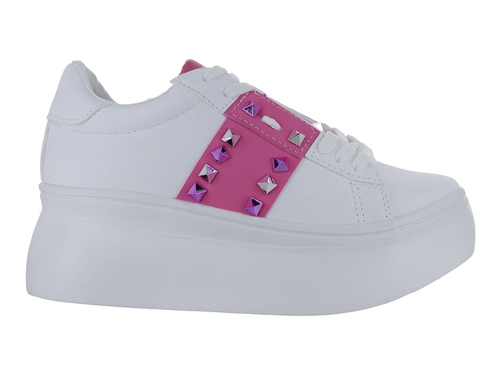 Tenis blancos de plataforma con una franja fucsia decorada con tachuelas moradas.