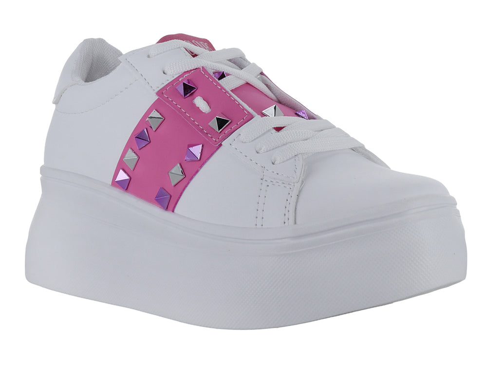 Tenis blancos de plataforma con una franja fucsia decorada con tachuelas moradas.