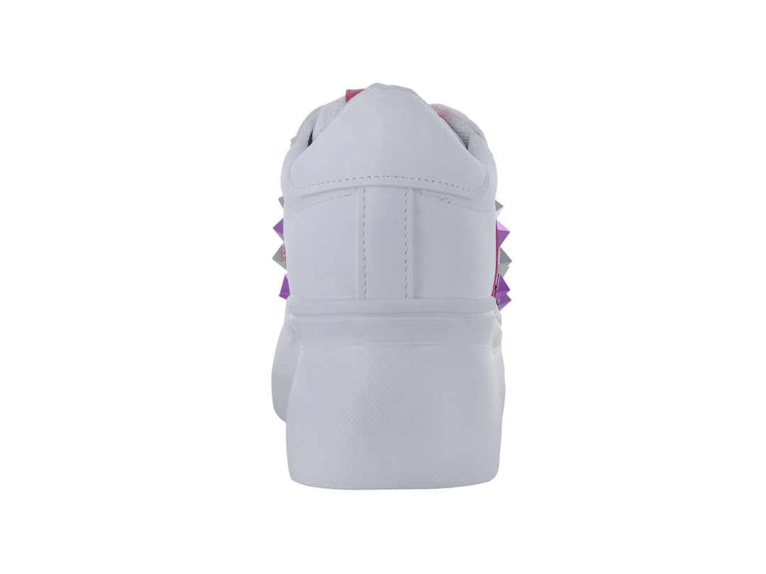 Tenis blancos de plataforma con una franja fucsia decorada con tachuelas moradas.