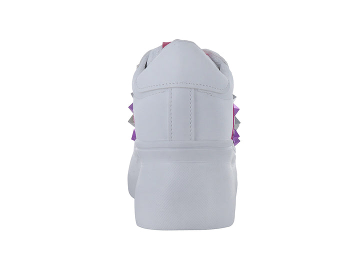 Tenis blancos de plataforma con una franja fucsia decorada con tachuelas moradas.