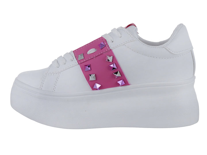 Tenis blancos de plataforma con una franja fucsia decorada con tachuelas moradas.