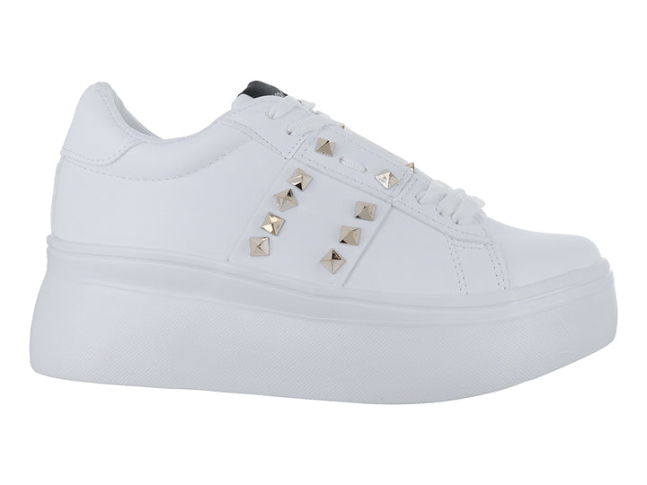 Tenis blancos de plataforma para mujer con detalles de tachuelas doradas laterales y agujetas blancas.