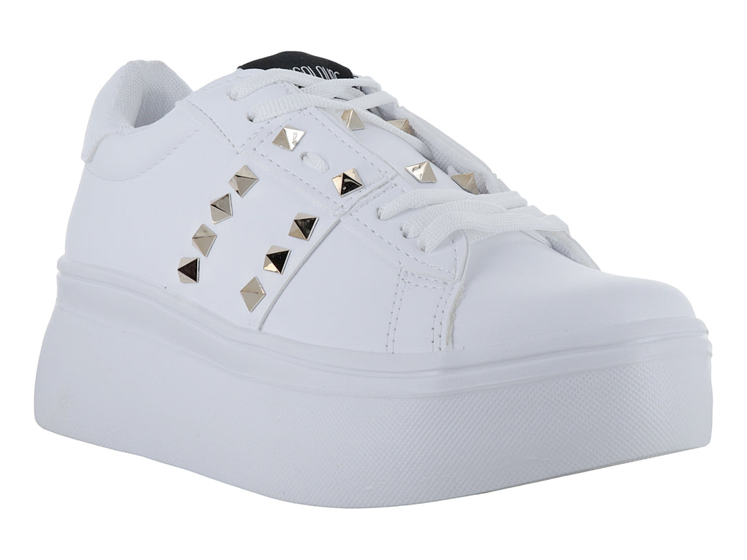 Tenis blancos de plataforma para mujer con detalles de tachuelas doradas laterales y agujetas blancas.