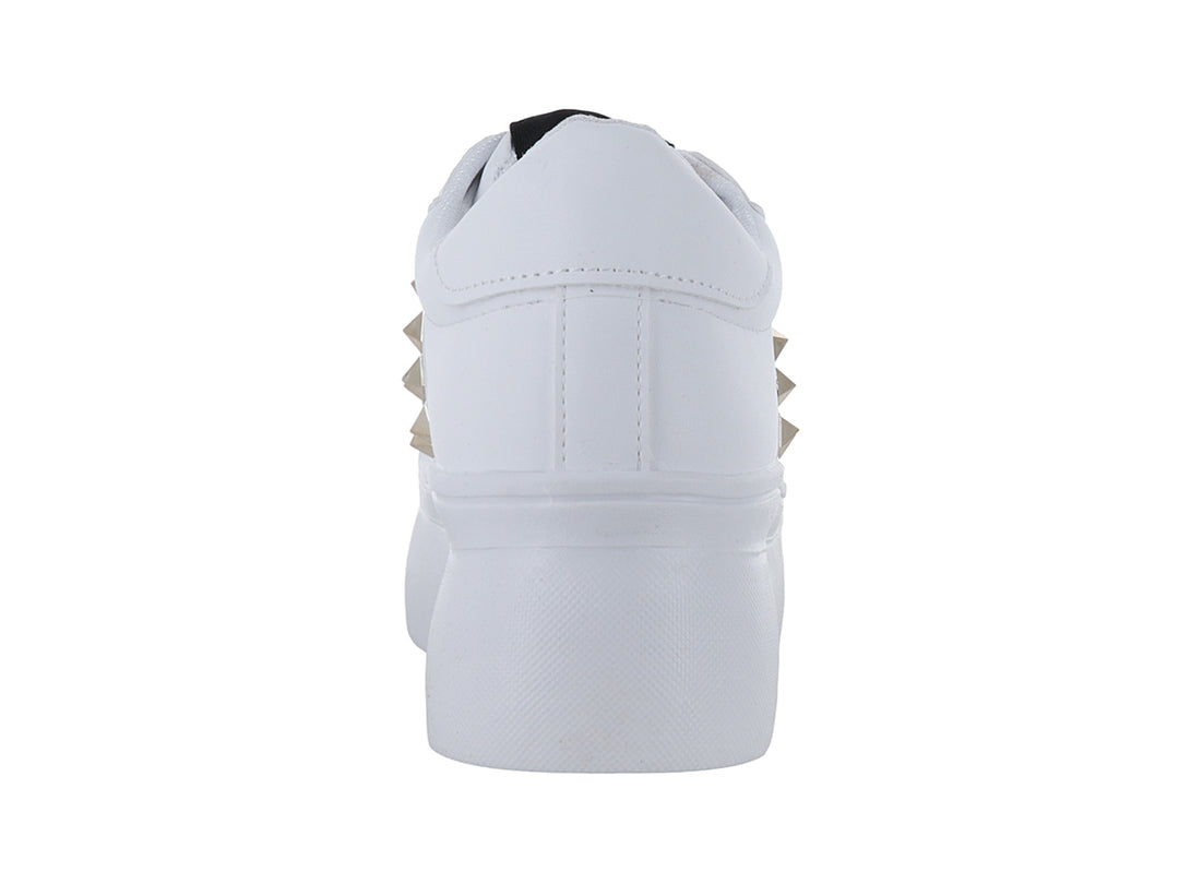Tenis blancos de plataforma para mujer con detalles de tachuelas doradas laterales y agujetas blancas.