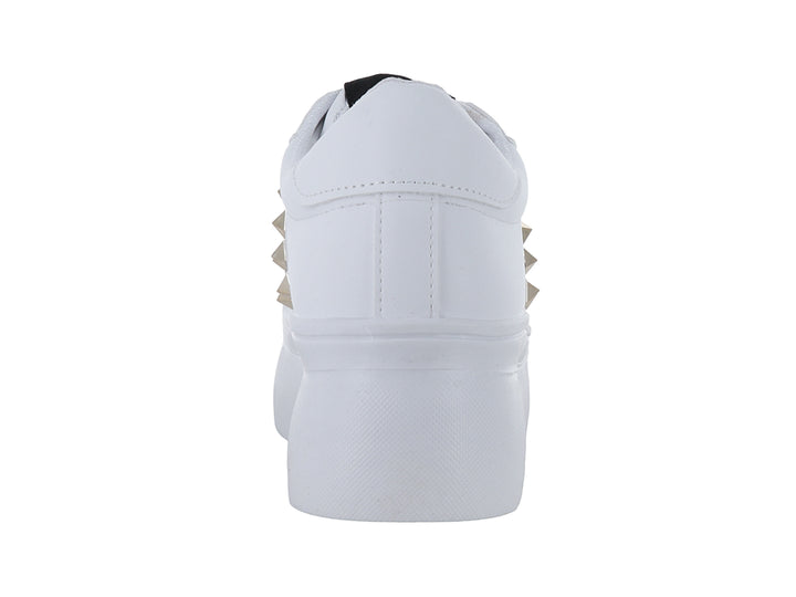 Tenis blancos de plataforma para mujer con detalles de tachuelas doradas laterales y agujetas blancas.
