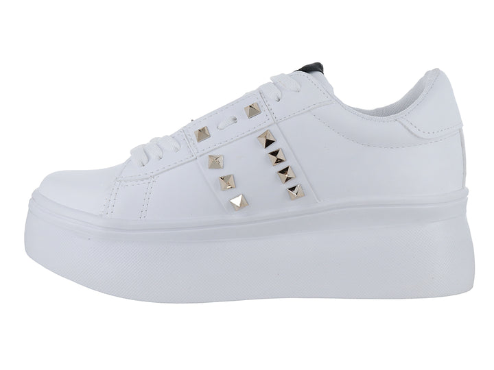 Tenis blancos de plataforma para mujer con detalles de tachuelas doradas laterales y agujetas blancas.