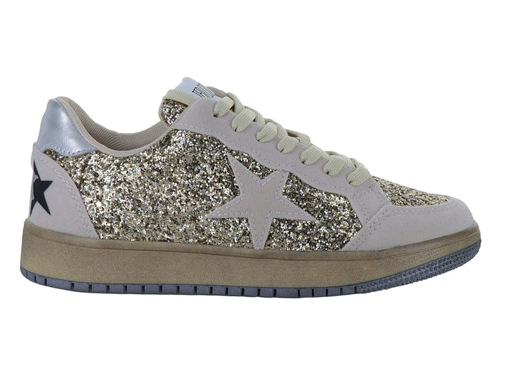 Tenis color oro con acabado brillante de glitter y detalles en gris con una estrella lateral.