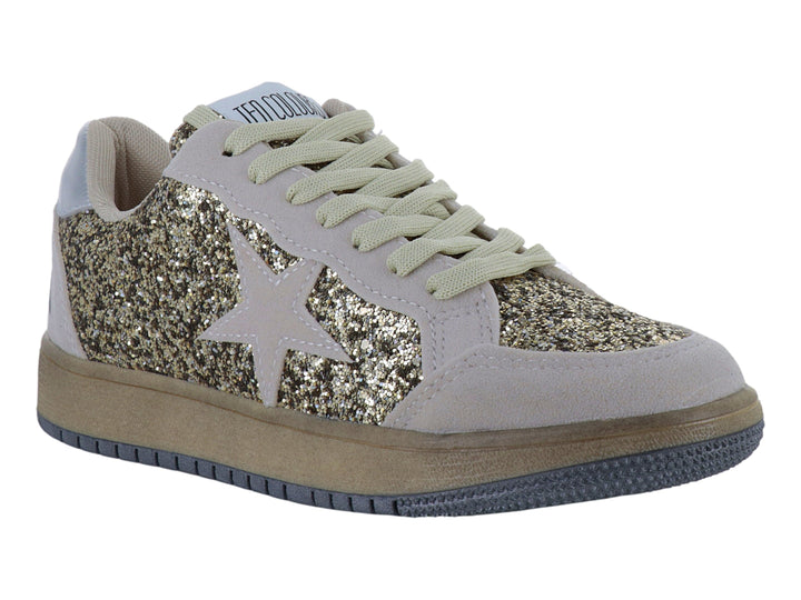 Tenis color oro con acabado brillante de glitter y detalles en gris con una estrella lateral.
