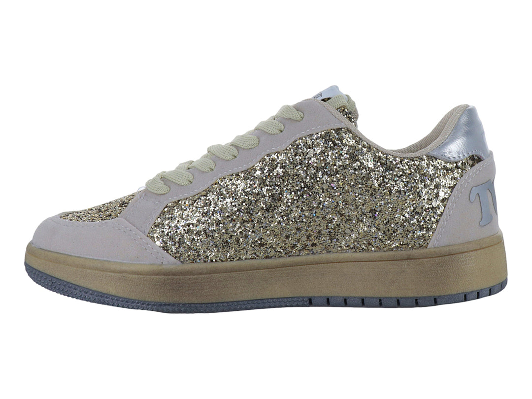 Tenis color oro con acabado brillante de glitter y detalles en gris con una estrella lateral.
