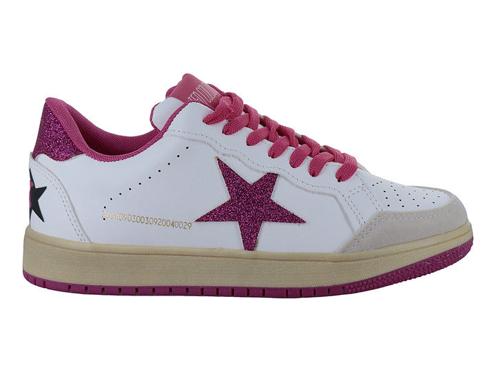 Tenis blancos con detalles de estrella y suela en color rosa brillante y beige.