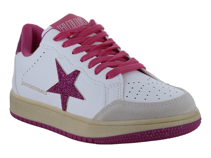 Tenis blancos con detalles de estrella y suela en color rosa brillante y beige.