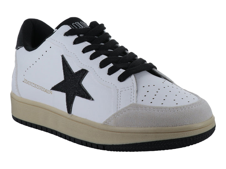 Tenis blancos de la marca Ten Colours con estrella negra lateral, agujetas negras y suela en tono beige.