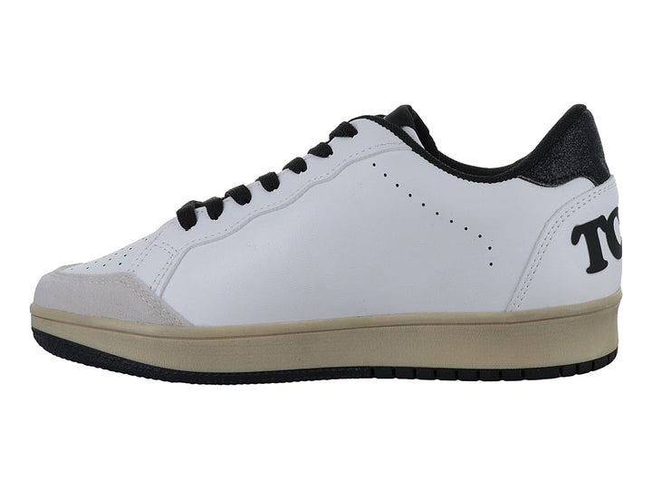 Tenis blancos de la marca Ten Colours con estrella negra lateral, agujetas negras y suela en tono beige.