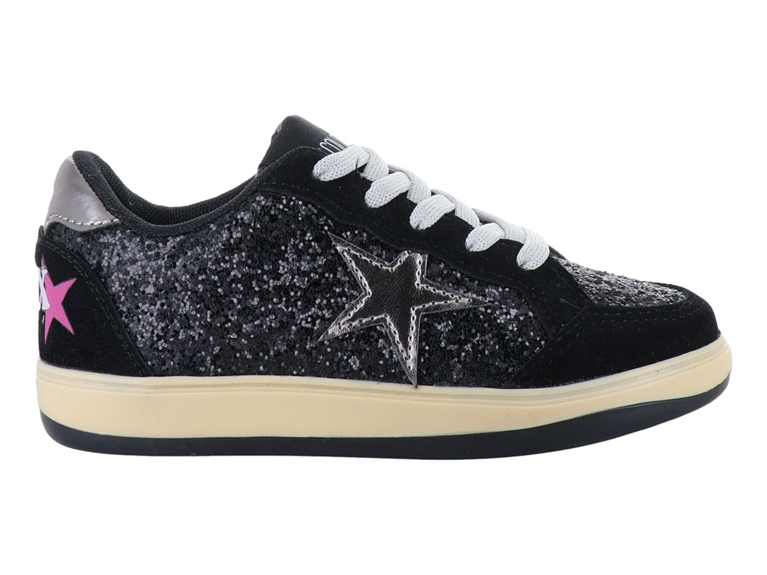 Tenis negros con glitter, detalles de estrellas plateadas y rosas, y suela color crema.