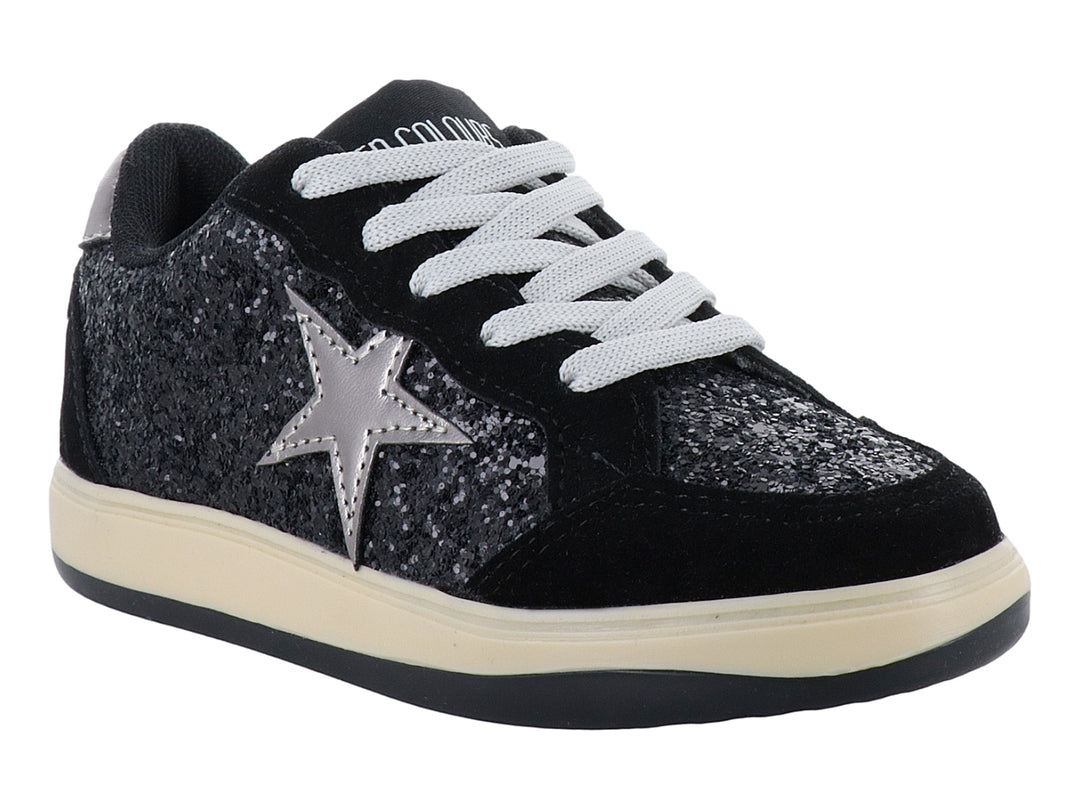 Tenis negros con glitter, detalles de estrellas plateadas y rosas, y suela color crema.