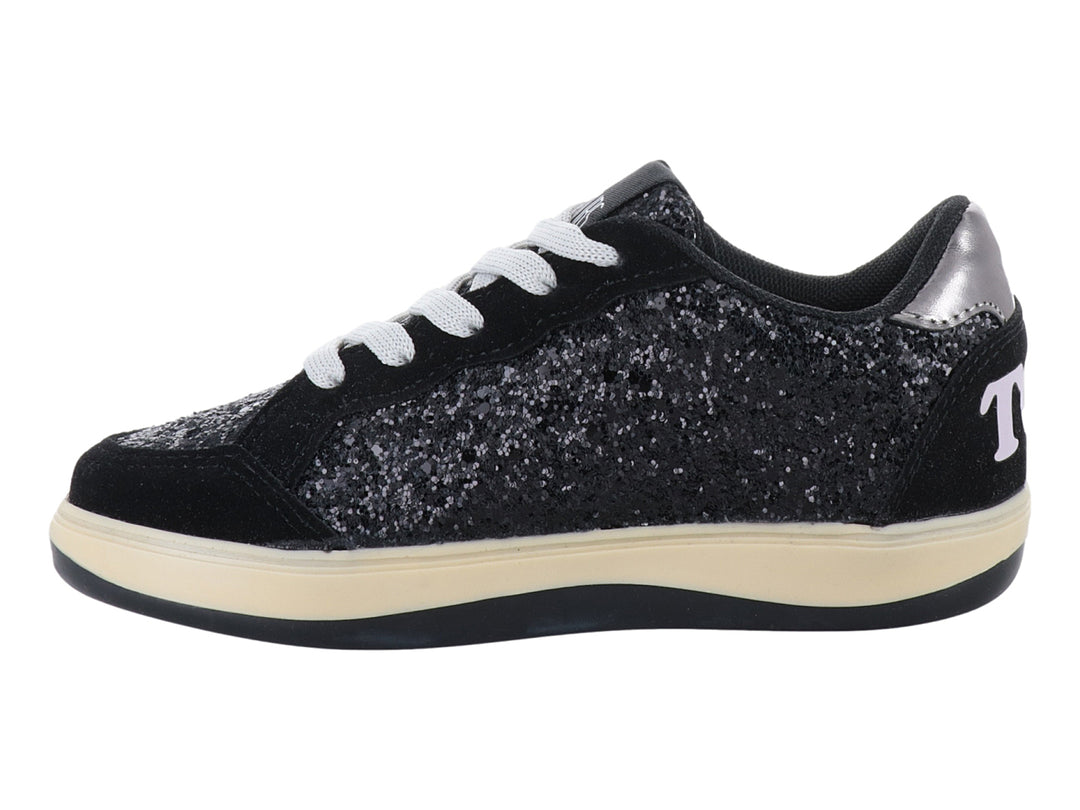 Tenis negros con glitter, detalles de estrellas plateadas y rosas, y suela color crema.