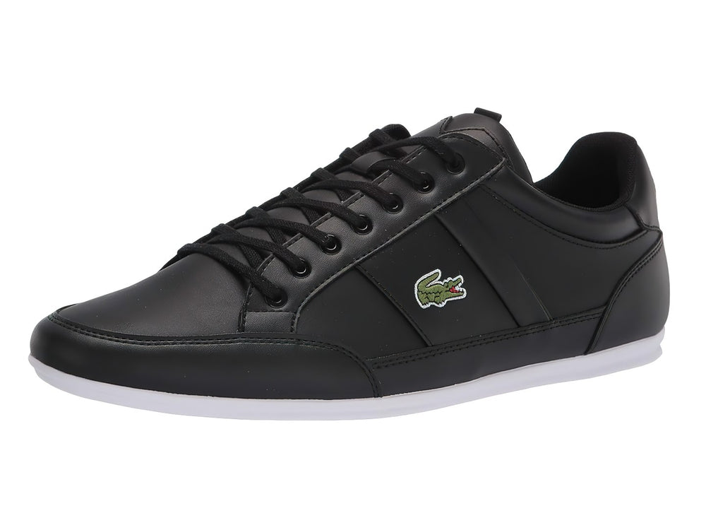 Tenis deportivos Lacoste en color negro con suela blanca y agujetas negras.