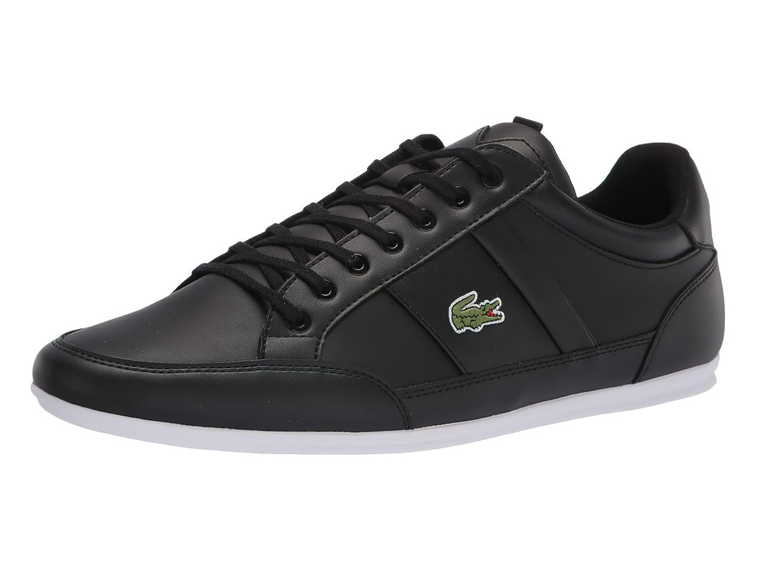 Tenis deportivos Lacoste en color negro con suela blanca y agujetas negras.